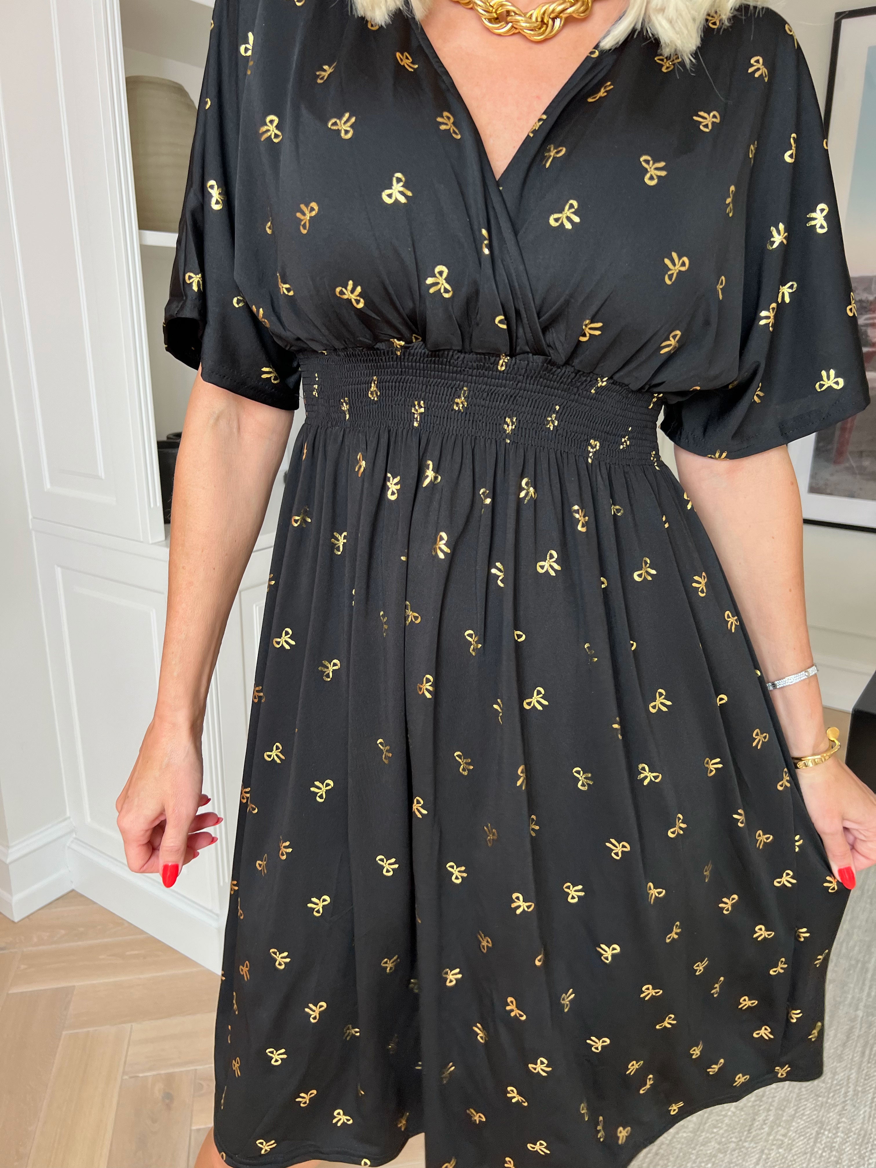 Pams Gold Bow Short - Plus size kjole med smock i livet og fine guld sløjfer